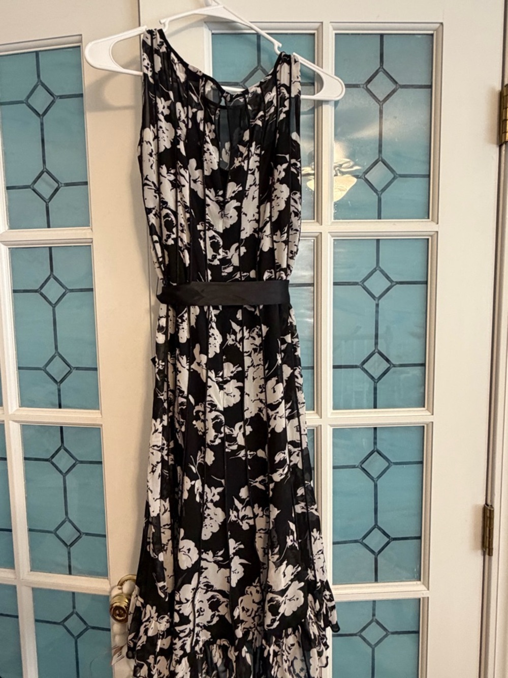 Jessica Howard Black and White Floral Pleated Midi Dress with Sash - Picture 2 of 6